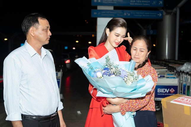 Bị delay, Đỗ Thị Hà bay hơn 30 tiếng vẫn chưa tới được Puerto Rico để dự thi Miss World ảnh 4