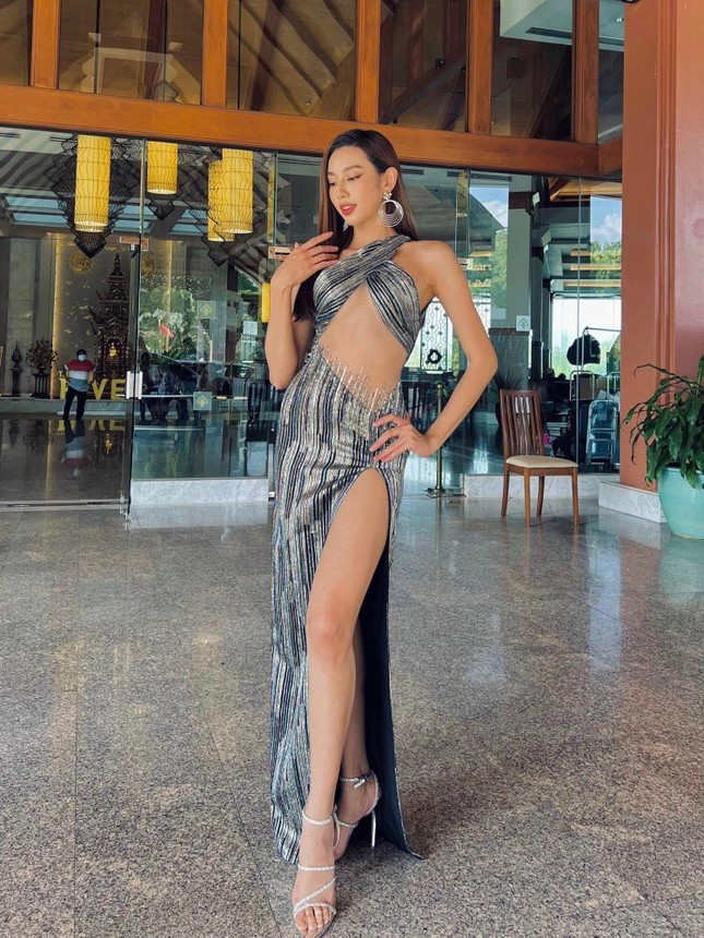 Mặc váy khoét hông táo bạo, Hoa hậu Thuỳ Tiên khiến fans 'thót tim' vì body quá nóng bỏng ảnh 6