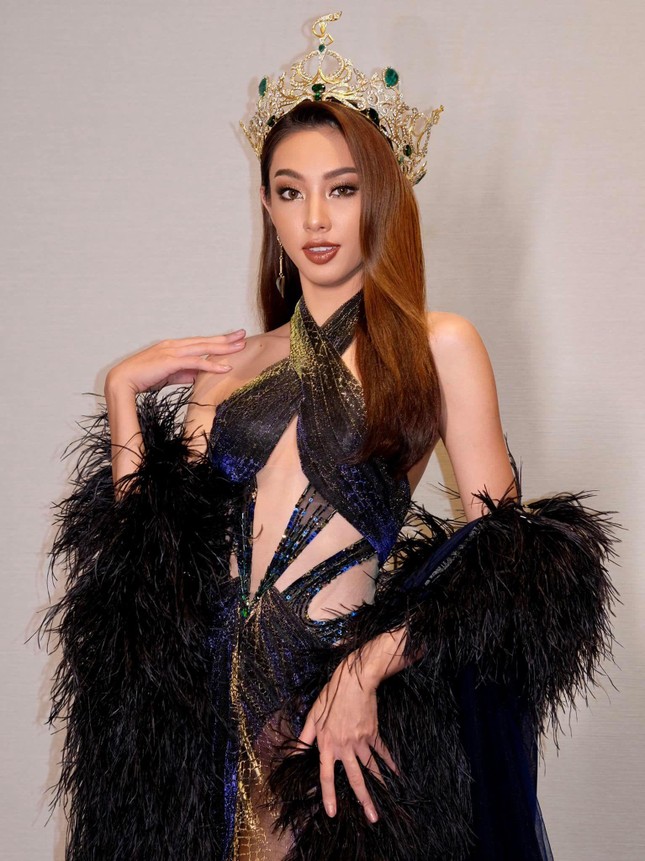 Thuỳ Tiên diện váy có tà dài 4m, 'càn quét' thảm đỏ chung kết Miss Grand Chiang Rai 2022 ảnh 1