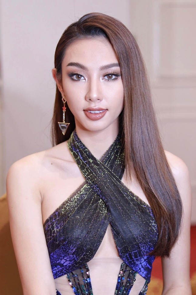 Thuỳ Tiên diện váy có tà dài 4m, 'càn quét' thảm đỏ chung kết Miss Grand Chiang Rai 2022 ảnh 4