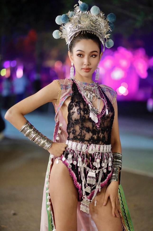 Thuỳ Tiên diện váy có tà dài 4m, 'càn quét' thảm đỏ chung kết Miss Grand Chiang Rai 2022 ảnh 7