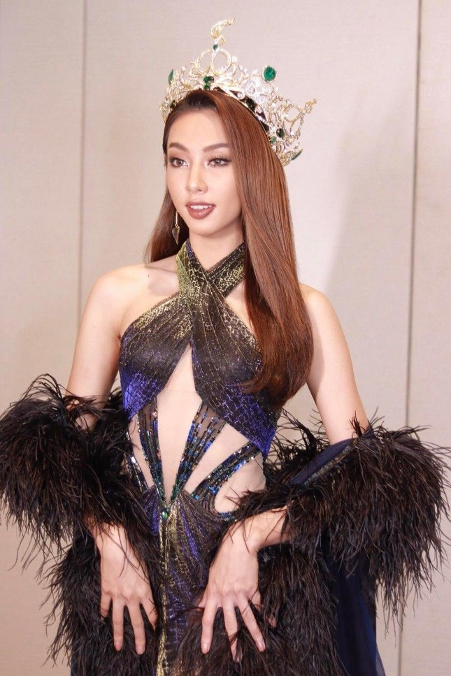 Thuỳ Tiên diện váy có tà dài 4m, 'càn quét' thảm đỏ chung kết Miss Grand Chiang Rai 2022 ảnh 2
