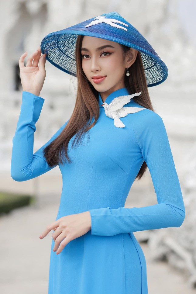 Sau loạt váy áo sexy, Thuỳ Tiên khoe sắc dịu dàng với áo dài Việt trên đất Thái ảnh 4