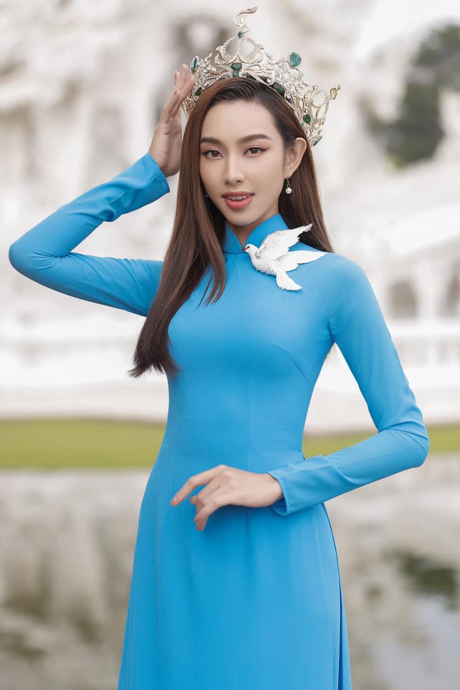 Sau loạt váy áo sexy, Thuỳ Tiên khoe sắc dịu dàng với áo dài Việt trên đất Thái ảnh 5