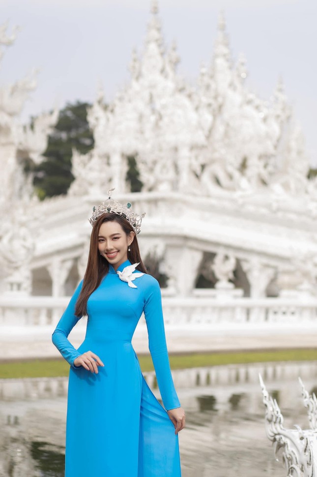 Sau loạt váy áo sexy, Thuỳ Tiên khoe sắc dịu dàng với áo dài Việt trên đất Thái ảnh 2
