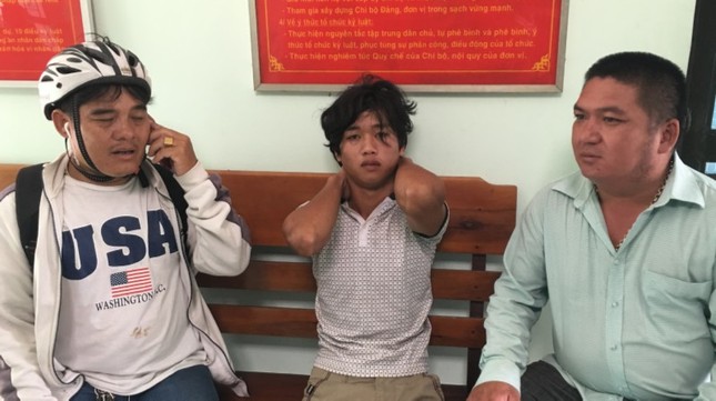 Ngẫu hứng, thanh niên châm lửa đốt chòi quán café lúc nửa đêm ảnh 1