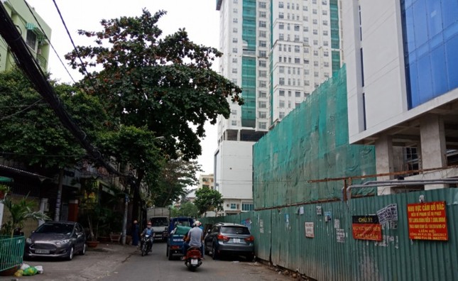 Nam thanh niên bị thanh sắt từ cao ốc rơi trúng đã tử vong ảnh 1