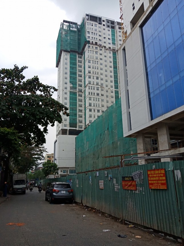 Nam thanh niên bị thanh sắt từ cao ốc rơi trúng đã tử vong ảnh 2