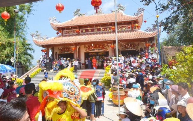 Chen chân dự lễ 'bà chúa' đỡ đẻ được vua Tự Đức sắc phong ảnh 6