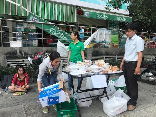 Nhà hảo tâm tặng nhu yếu phẩm cho cư dân chung cư gặp hỏa hoạn ảnh 1
