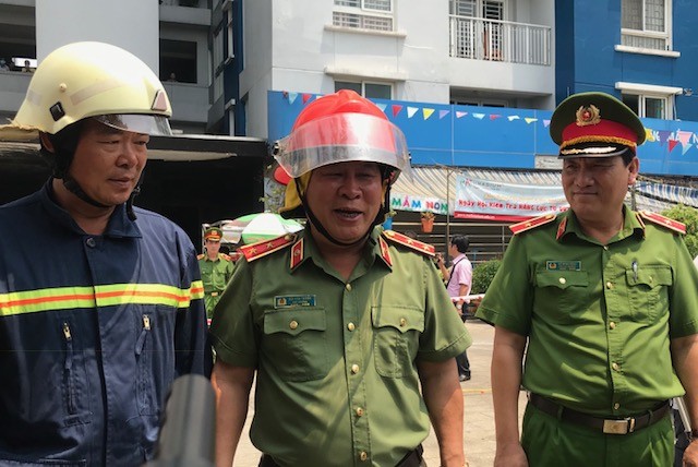 Nhà hảo tâm tặng nhu yếu phẩm cho cư dân chung cư gặp hỏa hoạn ảnh 7