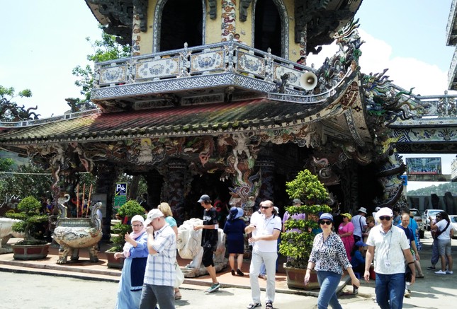 Ngôi chùa tạo tác bằng nhiều... mảnh sành nhất Việt Nam ảnh 1