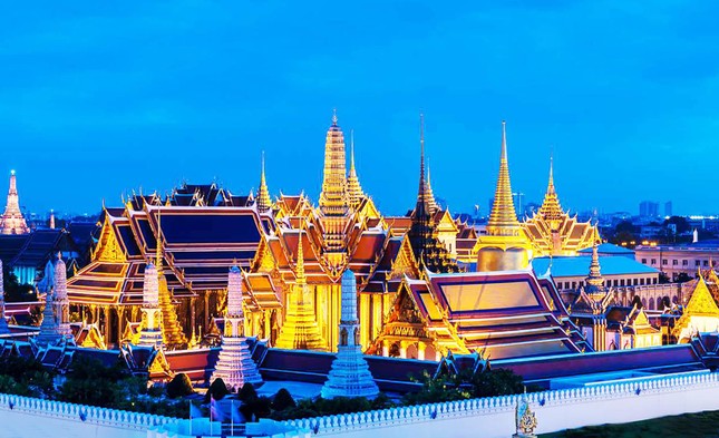 Thăm cung điện hoàng gia dát hàng triệu lá vàng ở Thái Lan ảnh 2