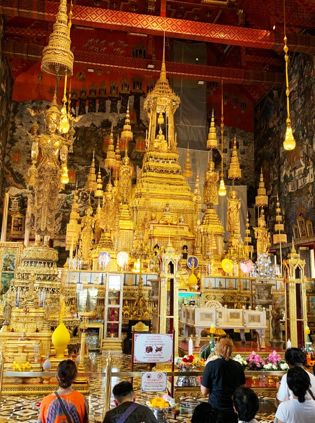 Thăm cung điện hoàng gia dát hàng triệu lá vàng ở Thái Lan ảnh 3
