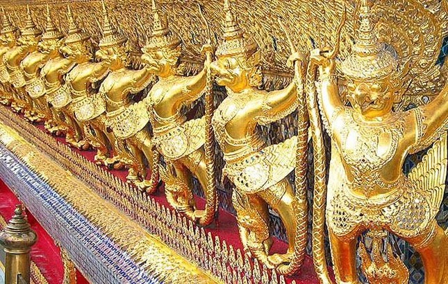 Thăm cung điện hoàng gia dát hàng triệu lá vàng ở Thái Lan ảnh 4