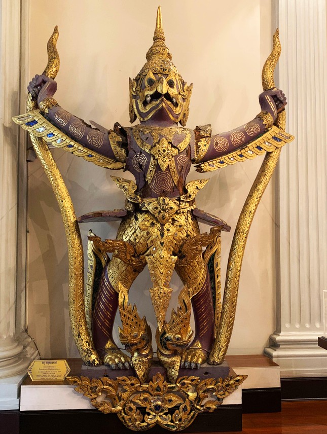 Thăm cung điện hoàng gia dát hàng triệu lá vàng ở Thái Lan ảnh 6