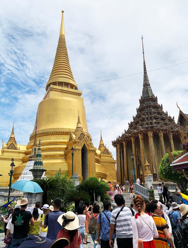 Thăm cung điện hoàng gia dát hàng triệu lá vàng ở Thái Lan ảnh 8