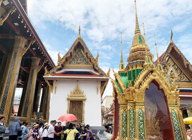 Thăm cung điện hoàng gia dát hàng triệu lá vàng ở Thái Lan ảnh 9