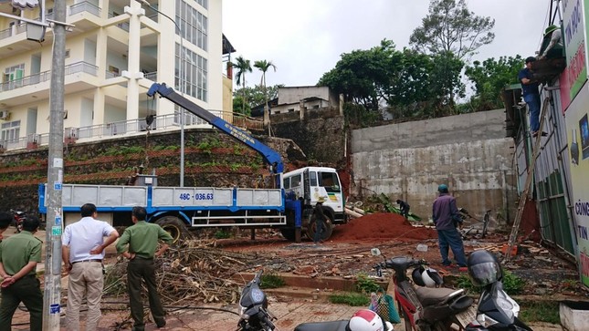 Sạt lở đất làm trụ điện đổ suýt đè bẹp nhà dân ảnh 1