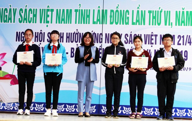 Người dân Đà Lạt tặng sách cho thư viện, giới trẻ ‘cõng’ sách về vùng sâu ảnh 1
