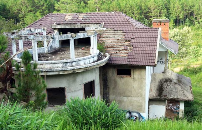 Hàng chục biệt thự nghỉ dưỡng bị bỏ hoang trên đồi thông Đà Lạt ảnh 2
