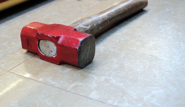 Mang bình xịt hơi cay và búa đi đập tủ cướp tiệm vàng ở Đà Lạt ảnh 2
