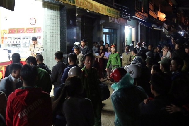 Mang bình xịt hơi cay và búa đi đập tủ cướp tiệm vàng ở Đà Lạt ảnh 3