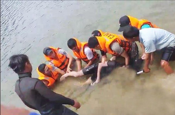 Lật xuồng trên hồ đập Đạ Bo, 3 thanh niên chết đuối ảnh 1