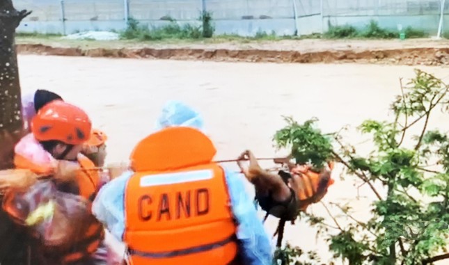 Băng qua nước xiết giải cứu gần trăm người dân bị cô lập ảnh 1