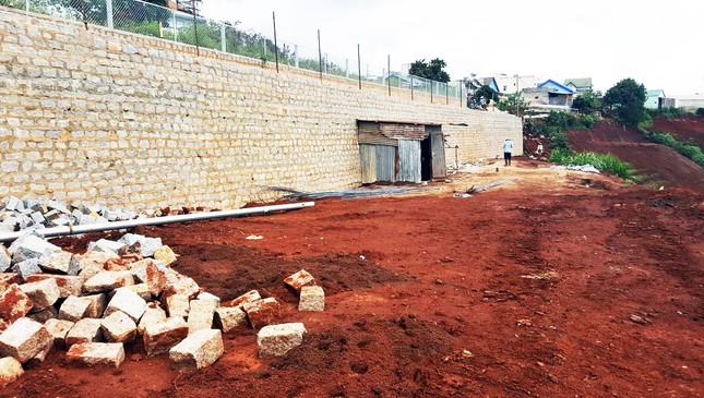Dùng xe cơ giới san ủi, phân lô đất nông nghiệp trái phép tại Đà Lạt ảnh 1