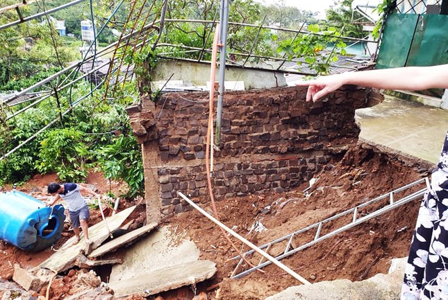 Hàng loạt tuyến đường ở thành phố Bảo Lộc bị ngập sâu sau trận mưa lớn ảnh 2