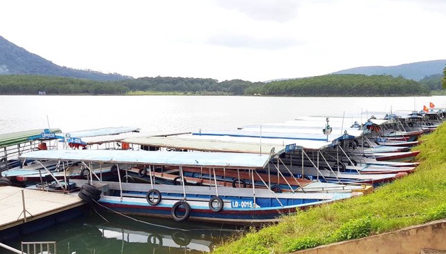 Buộc tháo dỡ, di dời hàng chục bè nổi tại di tích quốc gia hồ Tuyền Lâm ảnh 2