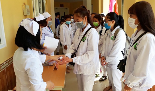 Trường Cao đẳng Y tế Lâm Đồng sản xuất khẩu trang để cấp phát miễn phí ảnh 2
