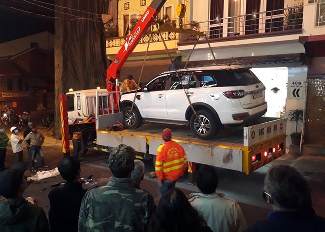 Ô tô 7 chỗ trôi tự do gây hoảng loạn cả phố Tây ảnh 2