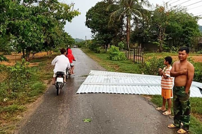 Lốc xoáy bất ngờ thổi bay hàng chục mái nhà ở Lâm Đồng ảnh 2