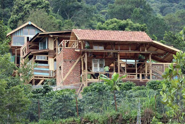 Kiểm tra, xử lý vụ xây ‘chui’ cả ngôi làng trên đất lâm nghiệp ảnh 1