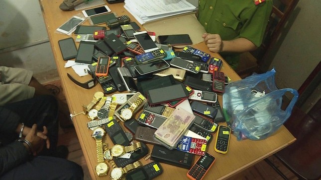 Đôi tình nhân mang kìm sắt phá khóa trộm hơn 200 điện thoại ảnh 1