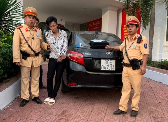 Nam thanh niên vận chuyển ma túy tông xe vào CSGT để tháo chạy ảnh 1