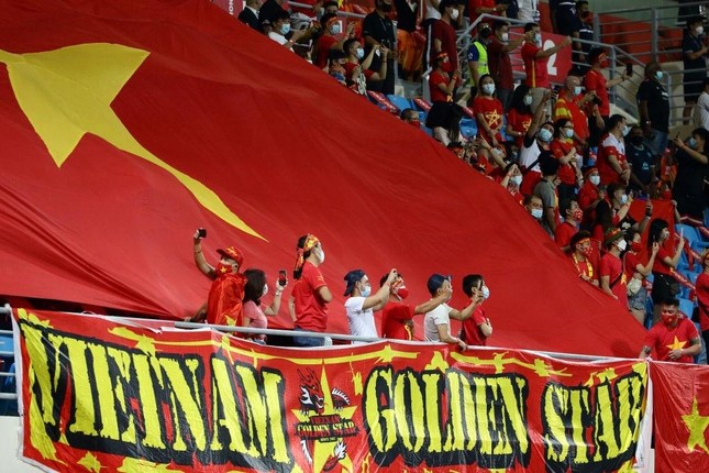Nghĩa tình CĐV Việt Nam trên đất Singapore ở trận đấu ra quân AFF Cup 2020 ảnh 1