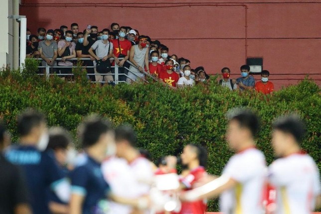 Nghĩa tình CĐV Việt Nam trên đất Singapore ở trận đấu ra quân AFF Cup 2020 ảnh 2