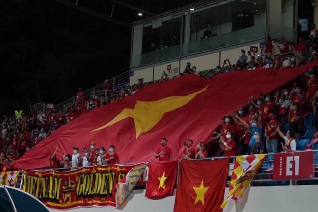 Nghĩa tình CĐV Việt Nam trên đất Singapore ở trận đấu ra quân AFF Cup 2020 ảnh 3