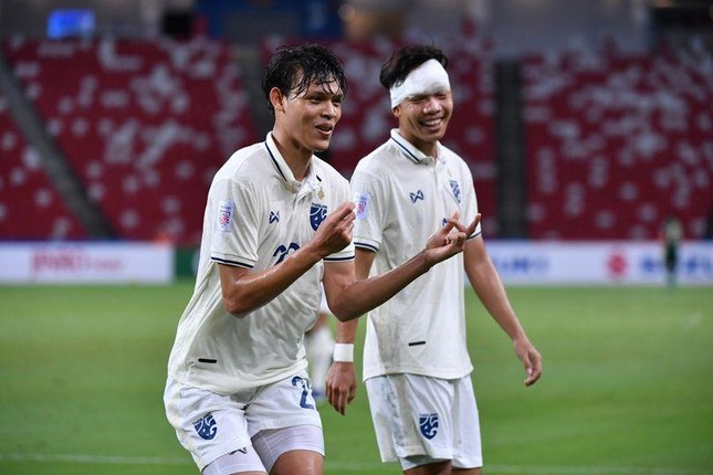 Thắng dễ Singapore 2-0, Thái Lan tránh gặp Việt Nam ở bán kết ảnh 14