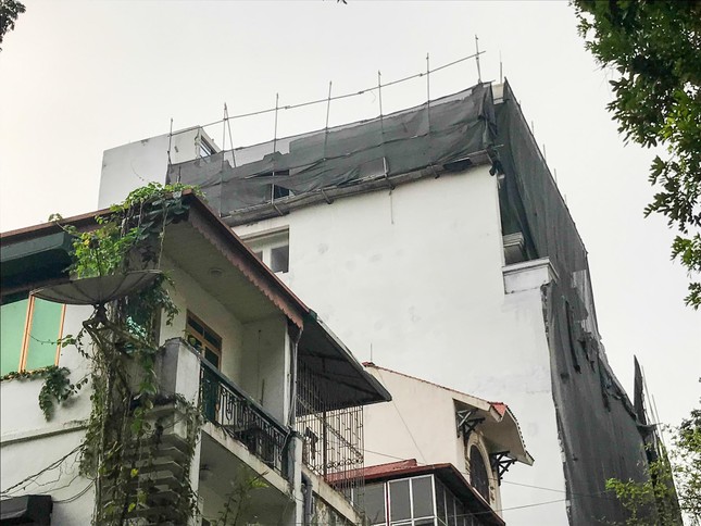 Cao ốc xây vượt tầng cạnh Hồ Gươm chưa thể 'hạ' chiều cao do không có thợ! ảnh 2