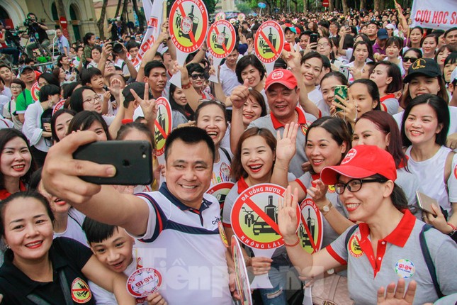 Phó Thủ tướng cùng 8.000 người đi bộ phát động: 'Đã uống rượu-Không lái xe' ảnh 11