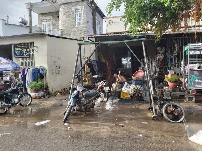 Nước 'lũ' rút, ô tô bị cuốn trôi, nhiều nhà dân ở Phú Quốc tan hoang ảnh 3
