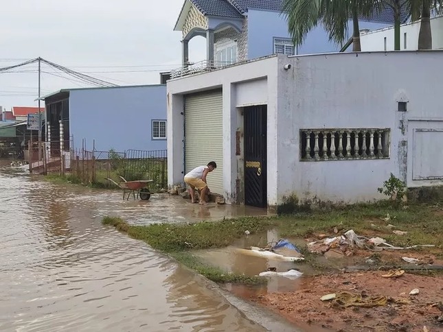 Nước 'lũ' rút, ô tô bị cuốn trôi, nhiều nhà dân ở Phú Quốc tan hoang ảnh 6
