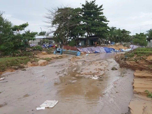 Nước 'lũ' rút, ô tô bị cuốn trôi, nhiều nhà dân ở Phú Quốc tan hoang ảnh 8