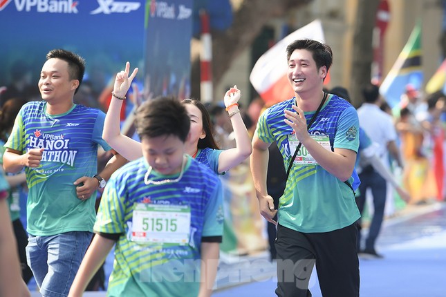 Dàn nghệ sĩ nổi tiếng Việt Nam thi chạy VPBank Hanoi Marathon ở Hồ Gươm ảnh 3