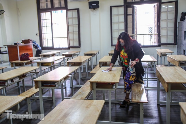 Trường học Hà Nội hối hả dọn vệ sinh, đón học sinh đi học trở lại ảnh 1