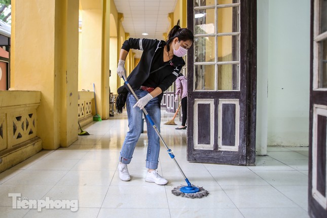 Trường học Hà Nội hối hả dọn vệ sinh, đón học sinh đi học trở lại ảnh 3